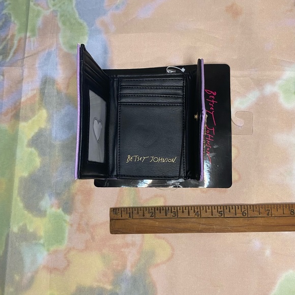 Betsey Johnson Tri-Fold Wallet 5 CC Slots, ID Window & Cash Pocket Lavender NWT! - Picture 4 of 4